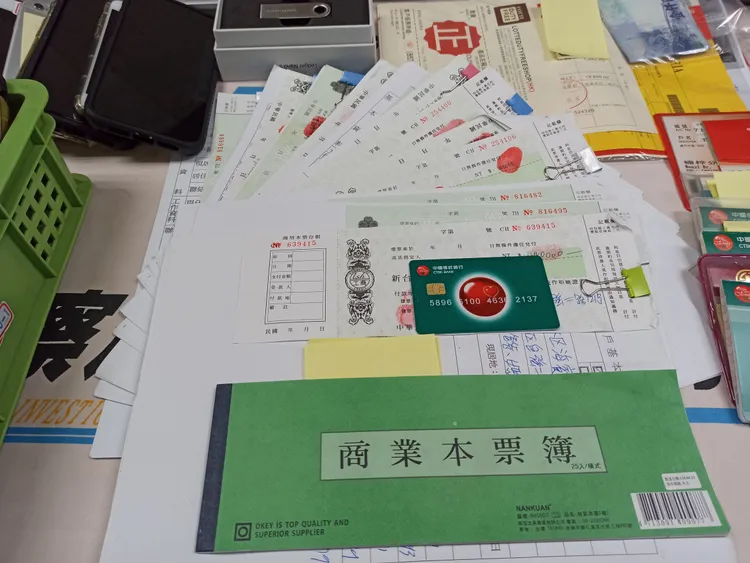 警方查扣支票簿、存摺等證物。翻攝畫面