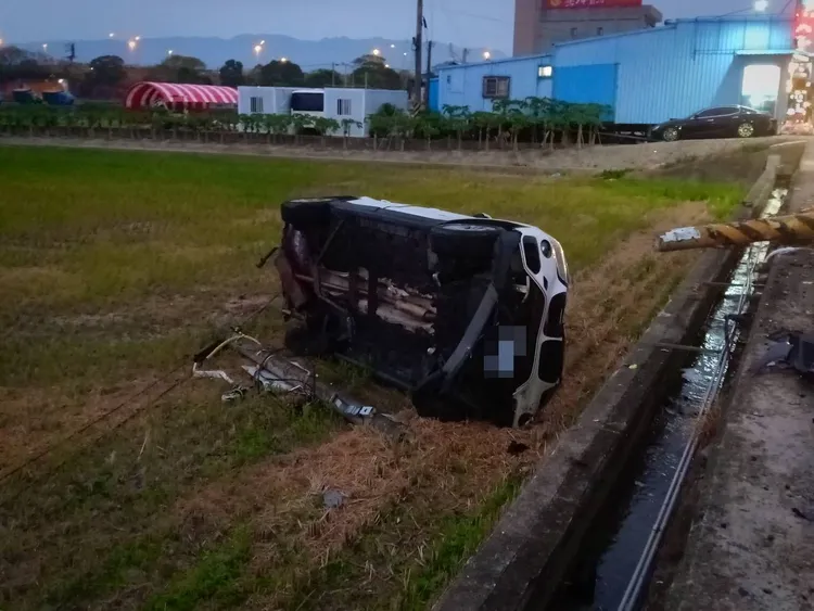 停路旁的BMW挨撞後翻落稻田。民眾提供