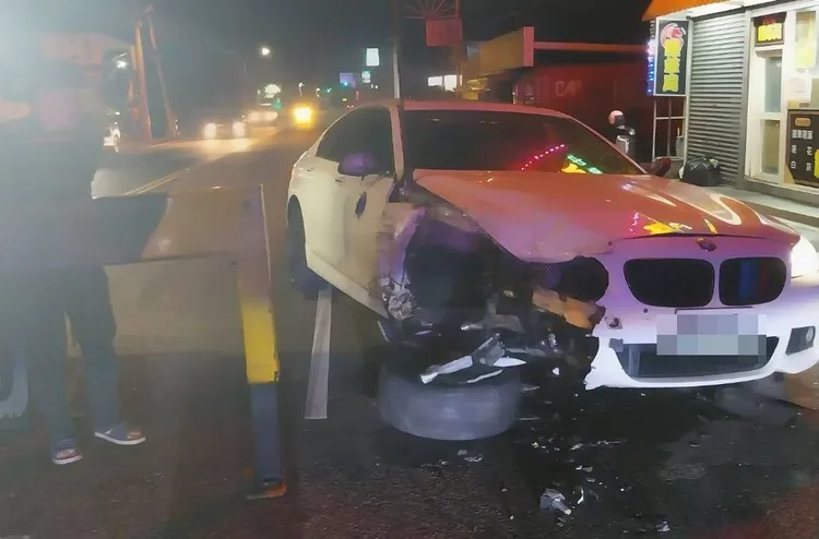 肇事的BMW車頭毀損、右前輪斷裂。民眾提供