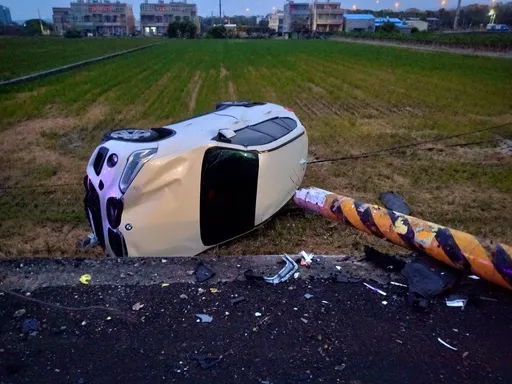 乖乖停也出事!苗栗路邊寶馬被寶馬撞 再鏟斷電桿翻入稻田