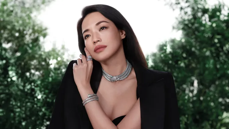 舒淇在廣告中自然散發的性感魅力，讓閨蜜林熙蕾及微風董娘孫芸芸等人都為之驚豔。品牌提供