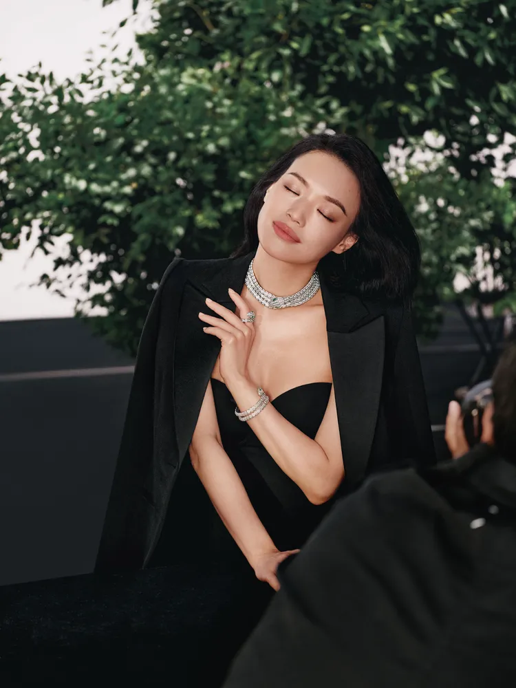 鏡頭前的舒淇，舉手投足間皆魅力十足。品牌提供