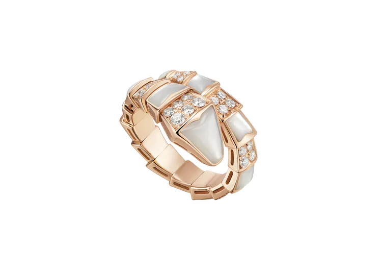 Serpenti系列玫瑰金與珍珠母貝鑽戒，約35萬8400元起。品牌提供