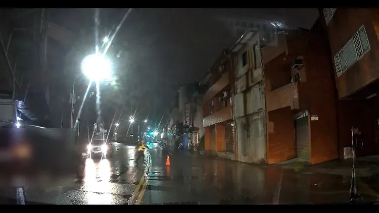 余男駕駛休旅車闖臨檢站，警方連忙閃避。翻攝畫面