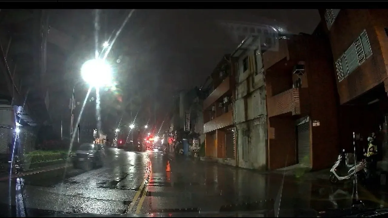 余男關閉大燈逆向閃避攔檢。翻攝畫面