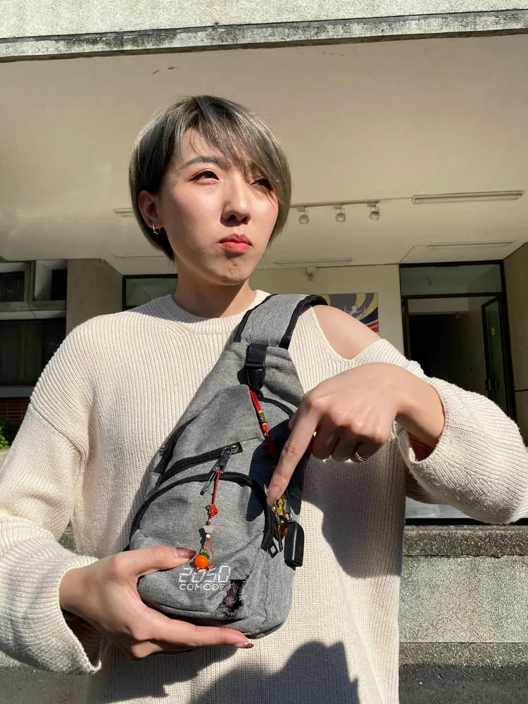 李亭儀表示，斜背在後的單肩包最容易讓歹徒下手。孫英哲攝