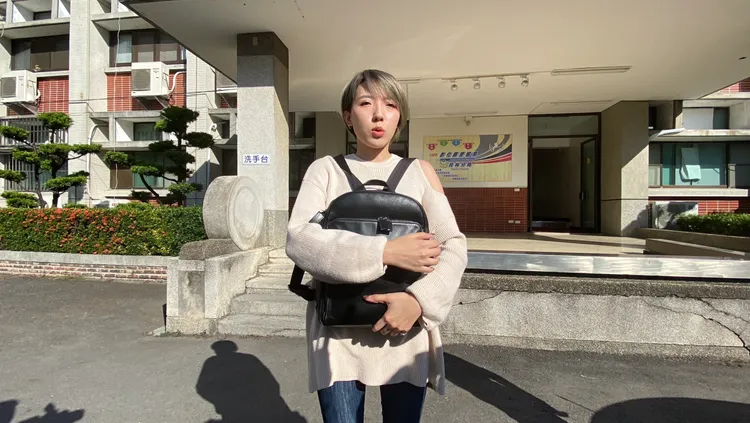 將雙肩包前揹用雙手抱著，可防扒及防身。孫英哲攝