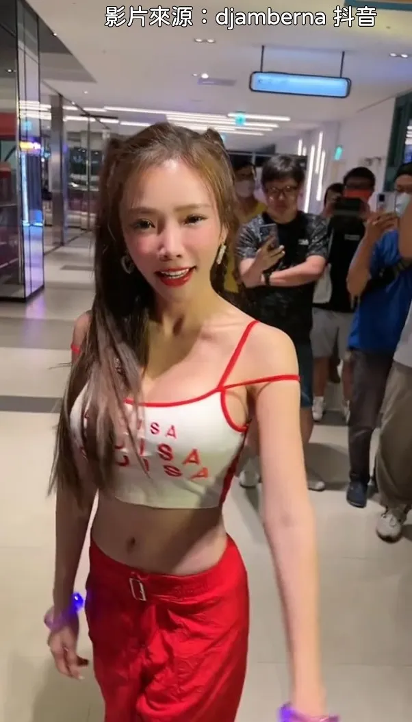 Show girl笑容甜美，想和我拍張照嗎？抖音@djamberna 提供