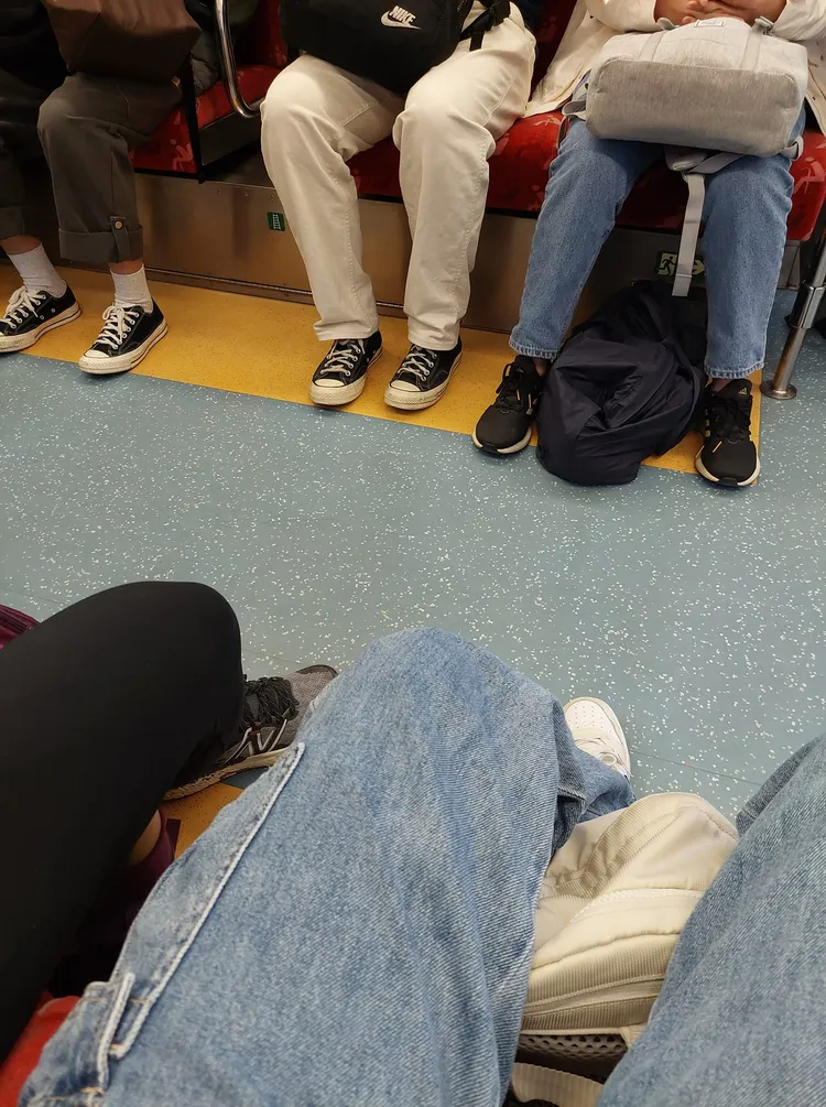 網友表示，converse也很容易撞。翻攝「路上觀察學院」臉書