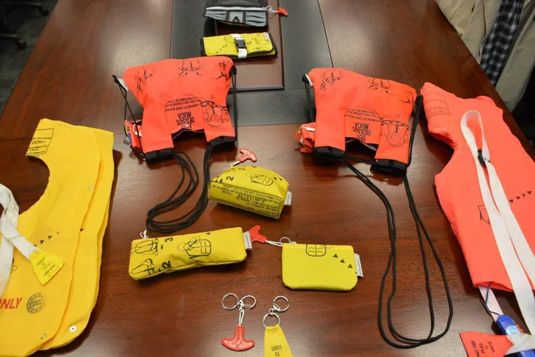 包包上保留救生衣的燈泡、哨子、拉片，可後揹、側揹及手提，非常獨特、實用又極具收藏價值。華信航空提供