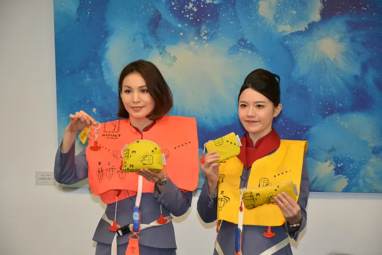 只要在華信FB粉絲頁貼文留言處寫下想要得到的原因，就有機會獲得束口包或三折收納包，預計1/10抽出兩位幸運兒。華信航空提供