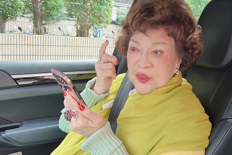 周遊在車上接到《壹蘋》記者告知江長文的噩耗，難過痛哭。周遊提供