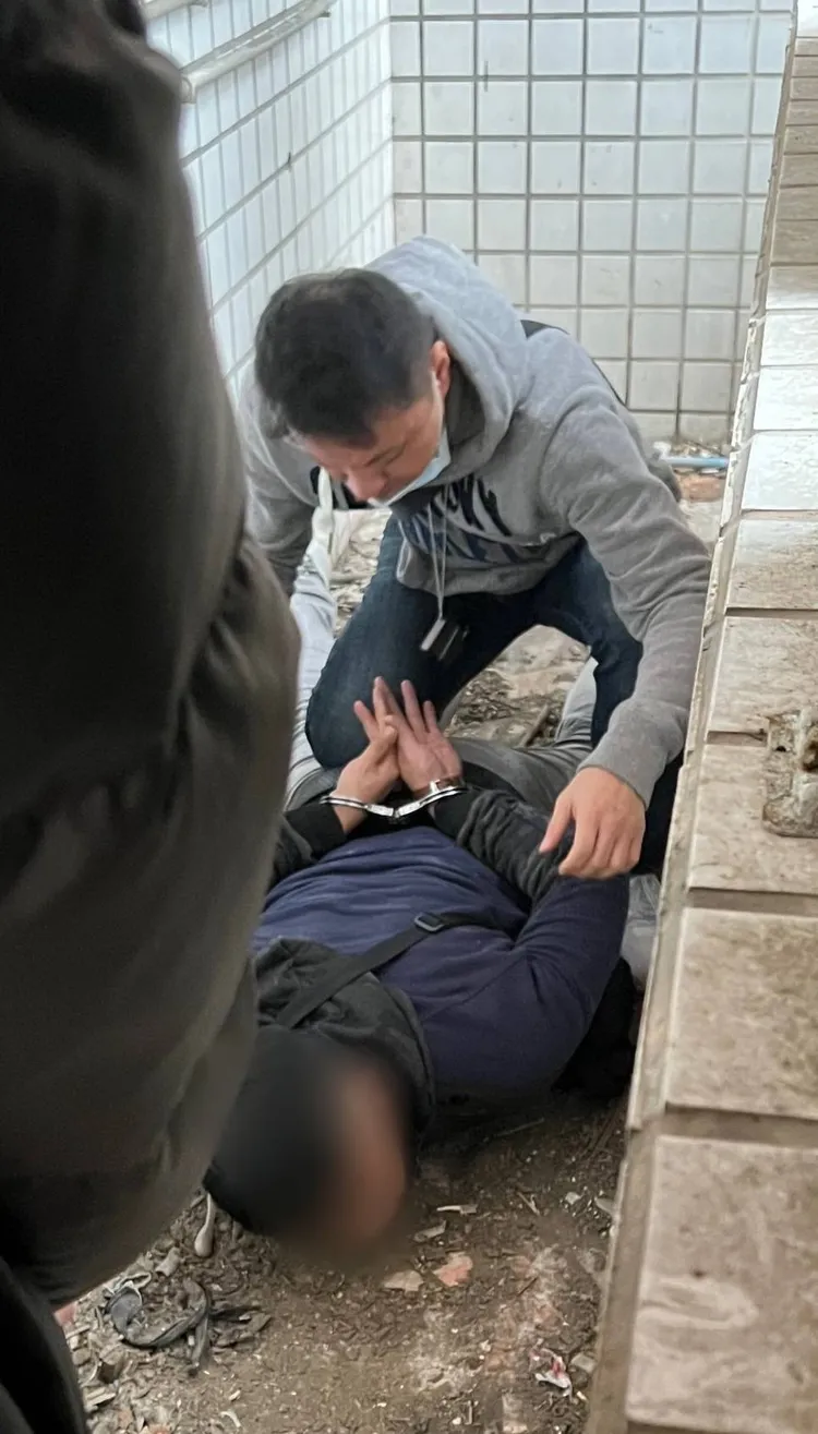 警方在一處廢棄民宅陽台上逮捕鄭男。中和警分局提供