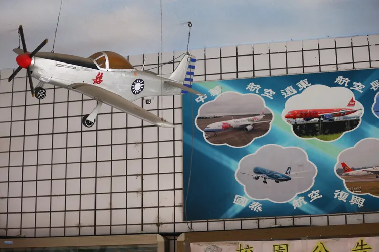 陳康國小特色小學，校園內佈置飛機與歷史介紹。施昂強攝