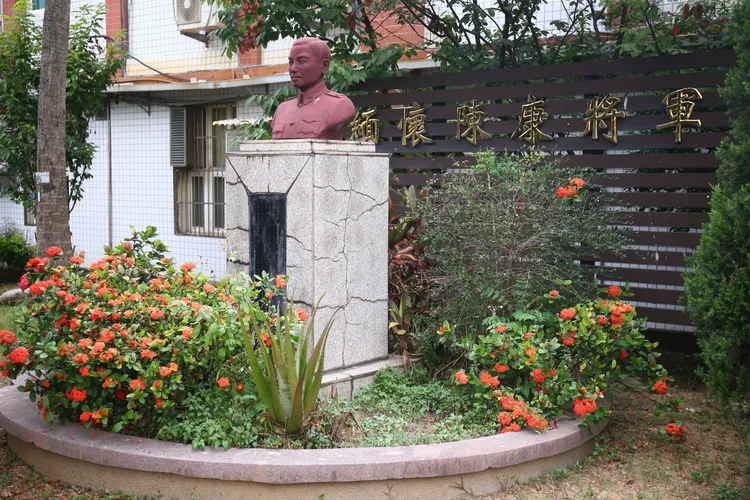 國小紀念陳康將軍設立銅像。施昂強攝