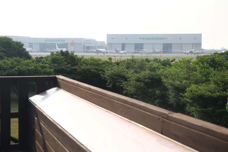 夢想航站司令台與桃園機場僅一牆之隔。施昂強攝