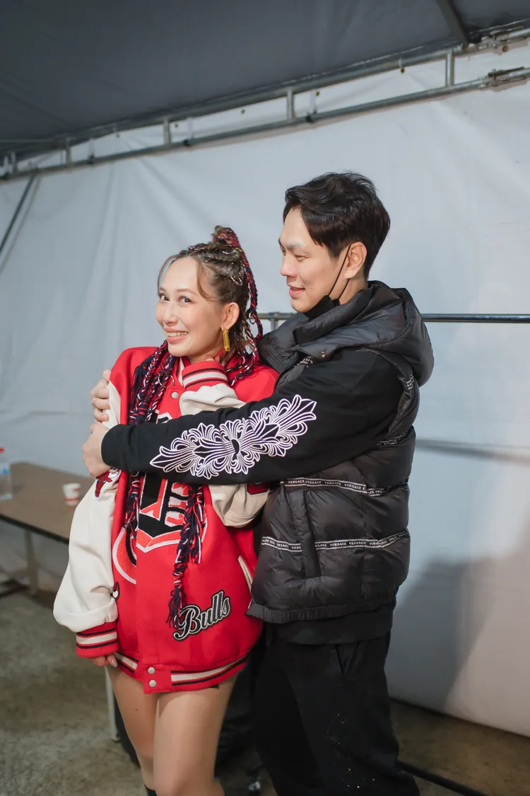 瑪菲司（左）跨年夜享受老公愛的抱抱。Halo Mavis國際連線提供