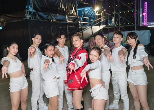 元祖黑澀會妹妹露蜜大腿直呼凍未條 跨年夜手刀撒16萬禮寵粉