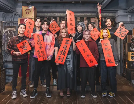 宇宙人、家家开工挥毫送祝福 同门相聚比创意
