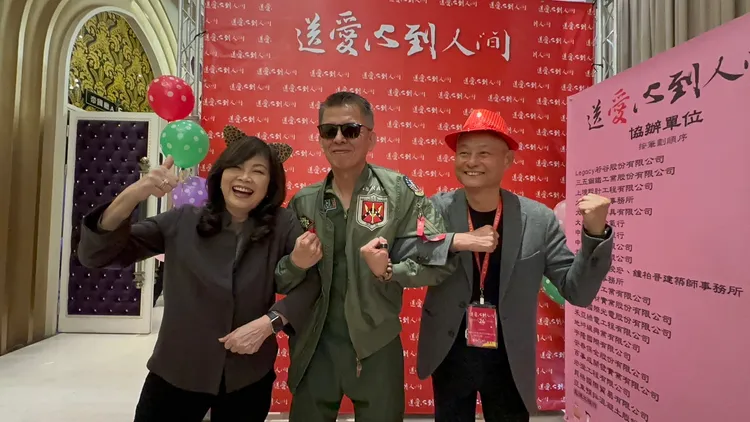 精湛建設總經理陳志聲（中）、龍寶建設董事長張麗莉（左）、台灣行動菩薩助學協會理事長陳武華（右）。王鈞生攝