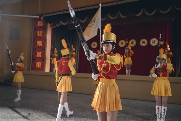 Elly飾演儀隊操槍。環球提供