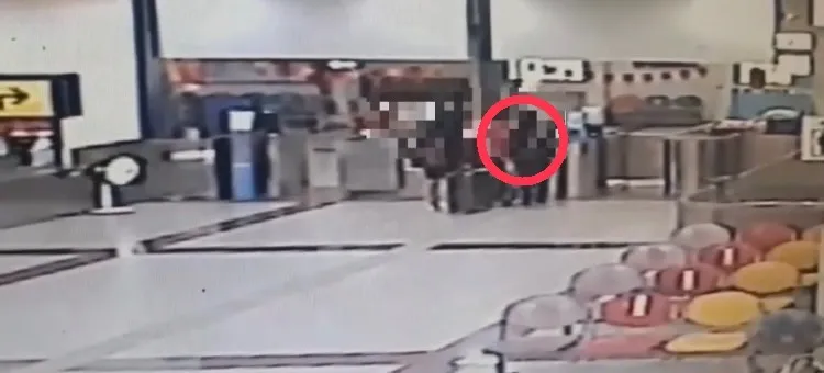 監視器捕捉到少女出站。翻攝畫面