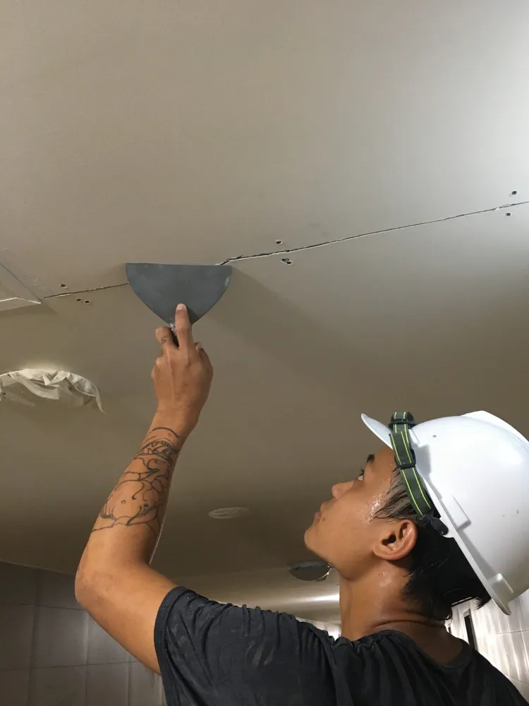 游淑慧批評，柯文哲任內完工的社宅履傳施工品質不佳。游淑慧提供