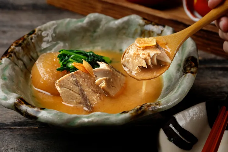 「鬼頭刀味噌煮/220元」以味噌醬汁來煨煮鬼頭刀，襯出甘醇甜味。業者提供