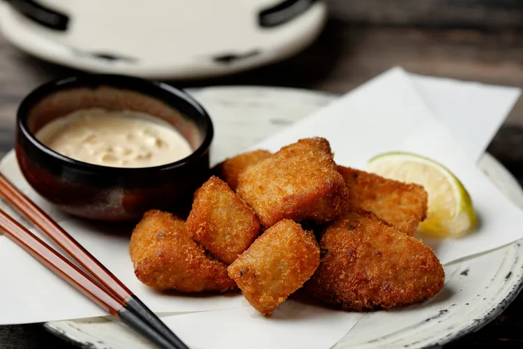 「唐揚鬼頭刀/220元」吃得到外酥脆內香嫩的魚肉，噴香滋味下飯也下酒。業者提供