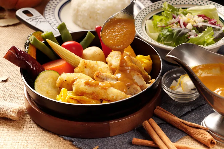 「香煎鮟鱇魚柳咖哩/380元」選擇魚身中後段，藉以柚子皮、橄欖油等醃製，鮟鱇魚香氣更顯。業者提供