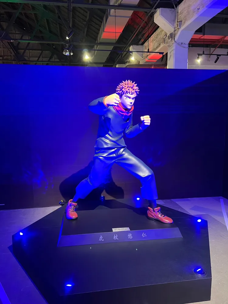 虎杖悠仁的等身立像做出戰鬥模式。趙世平攝