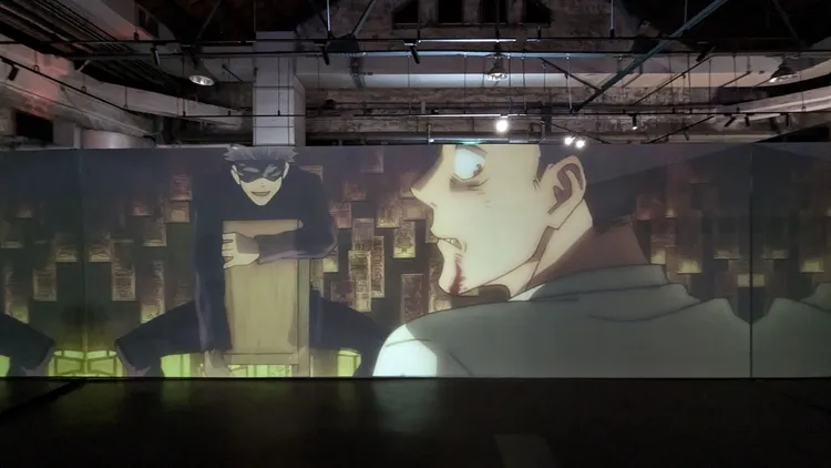 巨型行動畫投影，讓參觀者沉浸式進入咒術世界。趙世平攝