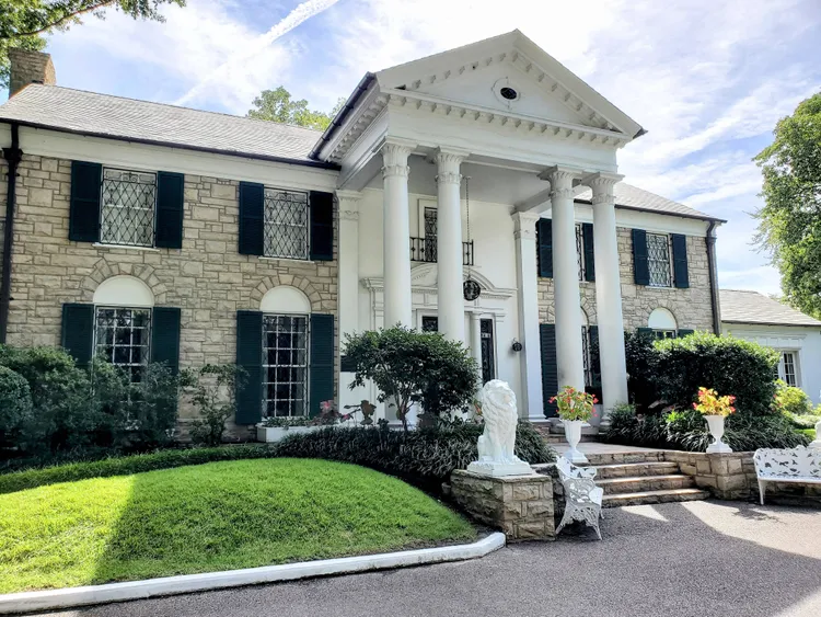 她死時仍持有「優雅園」，預料可能會被變賣清償債務。達志