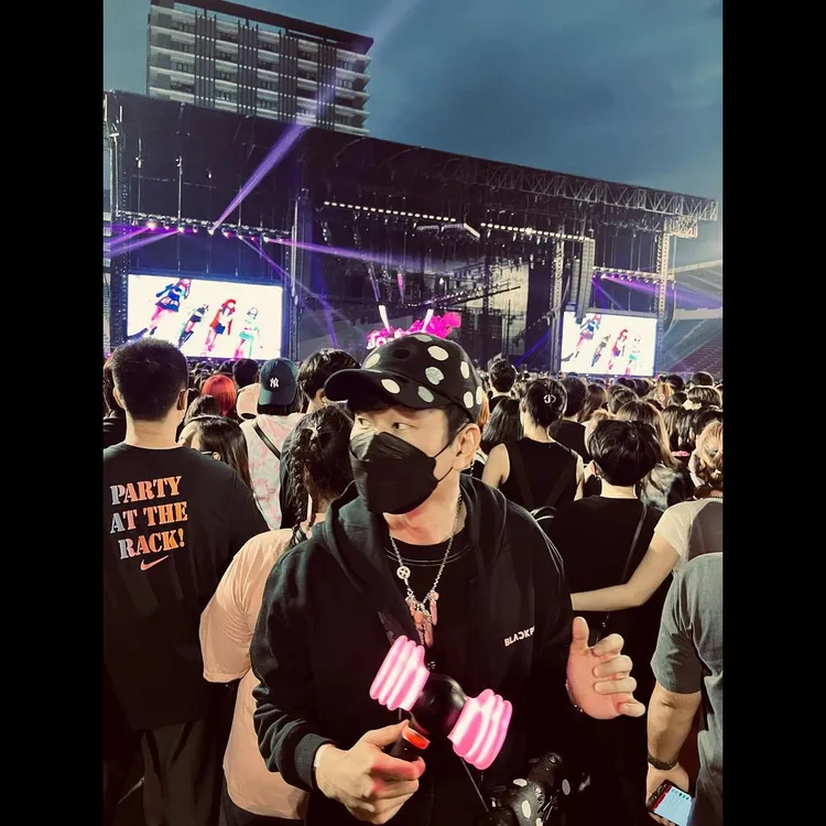 林俊傑在觀賞演唱會時，除備好BLACKPINK的官方應援手燈及周邊連帽衫外，還背了LV x草間彌生的便攜式錢包，低調配色中不失搶眼心機。翻攝jjlin IG