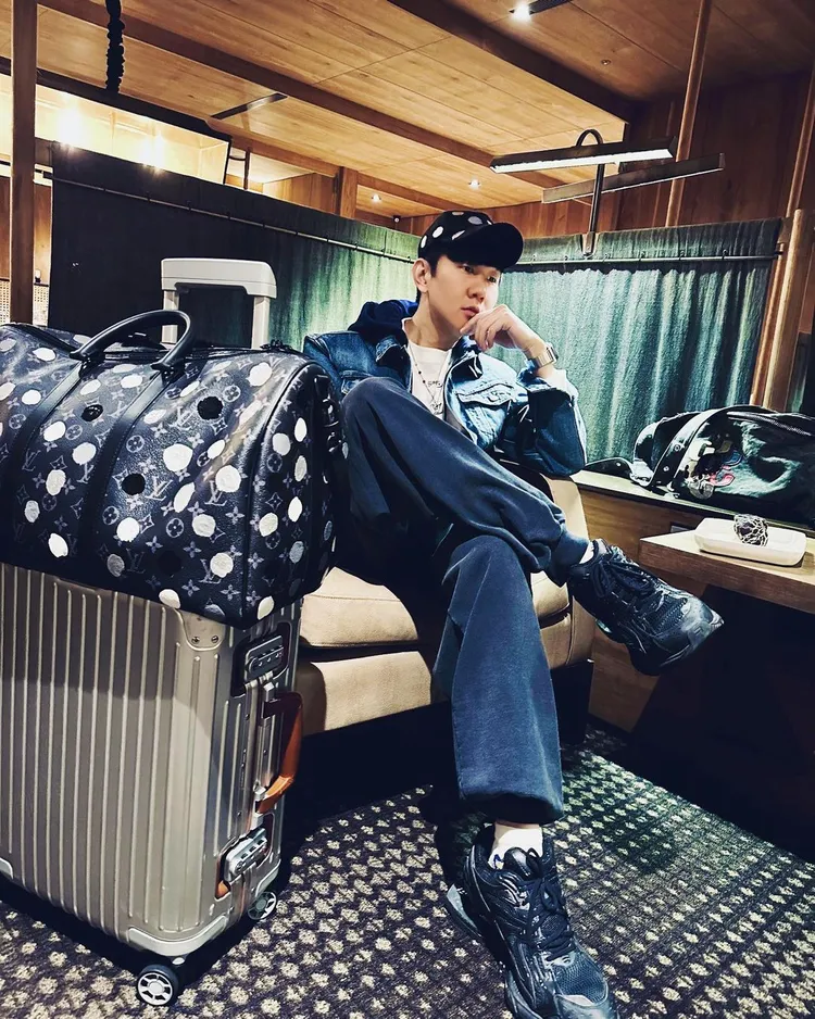 搶曬精品速度一流的林俊傑，在機場穿搭中便秀出法國愛牌LV與日本藝術家草間彌生打造的聯名系列旅行袋及棒球帽。翻攝jjlin IG