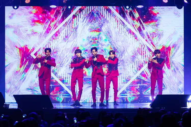 俊昊（左起）、敏緒、允省、李協、東玧昨晚吃了雞排、小籠包、古早味蛋糕。ON INN ASIA提供