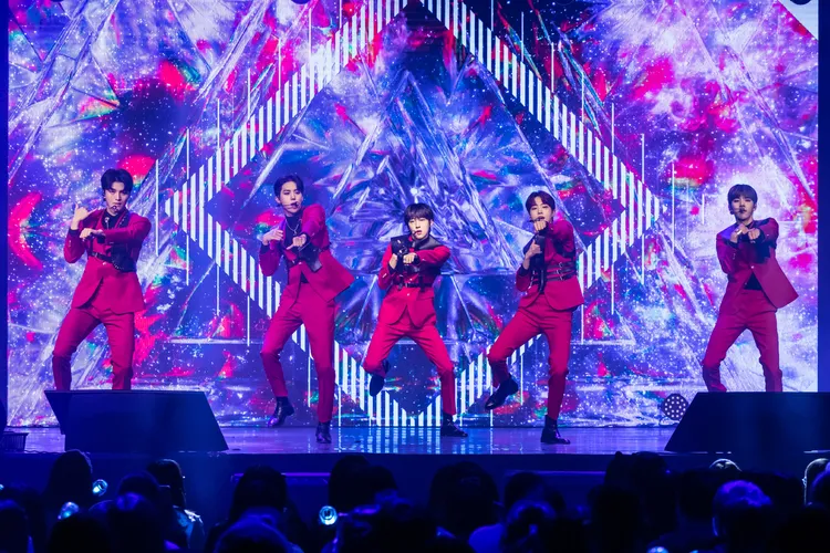 俊昊（左）覺得台灣很熱，李協（右二）下載Uber Eats打算叫外送。ON INN ASIA提供