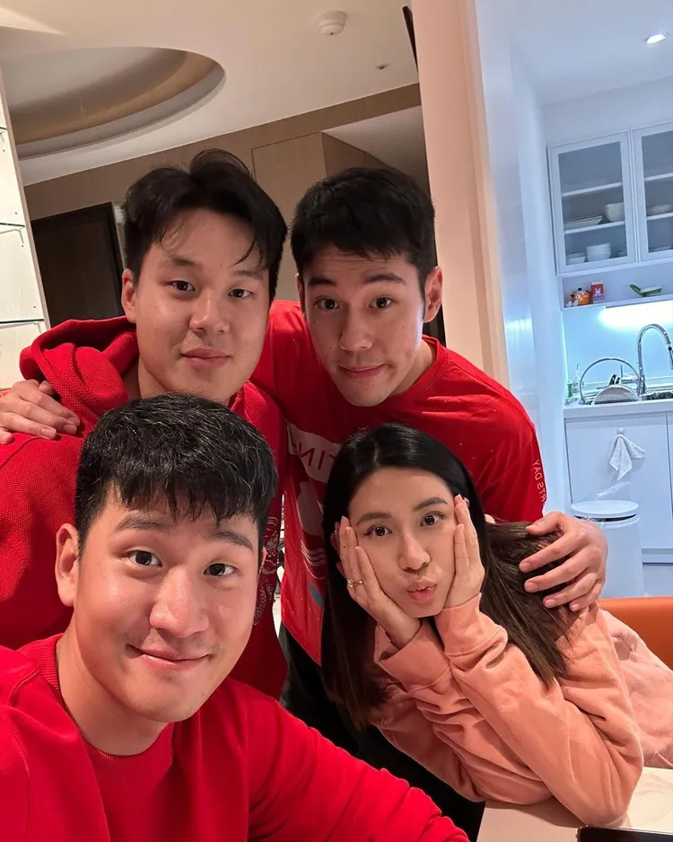 周興哲未婚妻趙岱新（前排右）已融入周家。翻攝周興哲IG