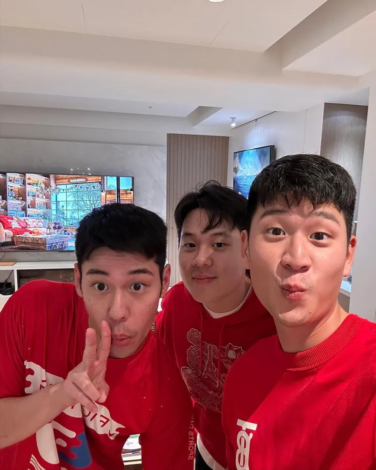 周予天（左）、周興哲（右）和小弟合體自拍。翻攝周興哲IG