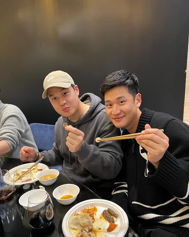 周興哲（右）和弟弟如一個模子刻出來，兩人吃餃子幸運咬到錢幣。翻攝周興哲IG