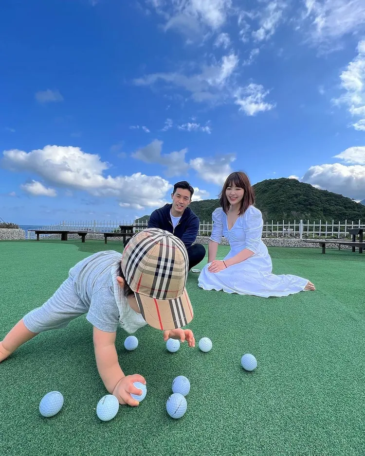 廖曉喬（後排右）和老公董子淳（後排左）育有可愛的2歲兒子Tristan（前），現她肚子裡還有個將出生的小女娃。翻攝bridgette_xoxo IG