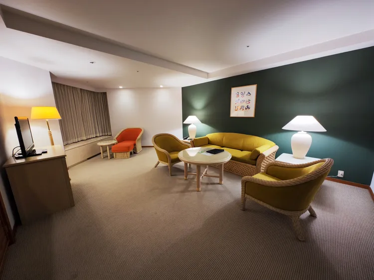 「RISONARE TOMAMU」的每間客房面積都在30坪以上，光客廳就有一般商務飯店房間大小。田欣雲攝