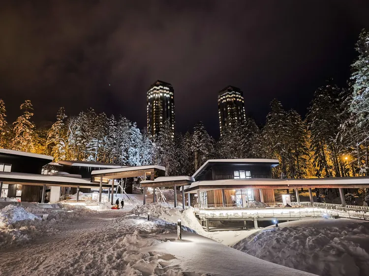 星野TOMAMU在度假村內打造了全日本首條可穿著雪具、「Ski-in、Ski-out」的滑雪商店街hotalu street。田欣雲攝