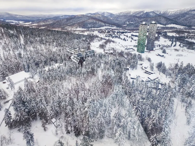 俯瞰大雪後的「星野TOMAMU度假村」。田欣雲攝