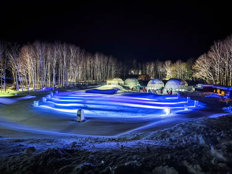 面積比台北小巨蛋還大的愛絲冰城，是星野TOMAMU度假村行之有年的冬季限定設施。田欣雲攝