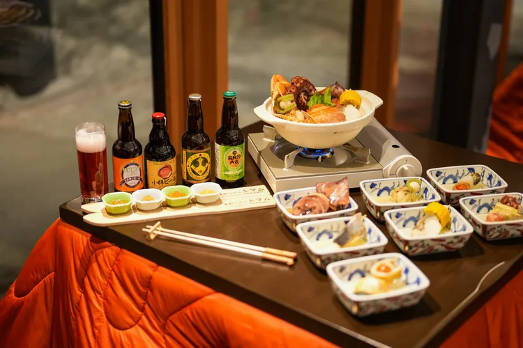 一邊進到日式暖桌裡，一邊享用北海道風味關東煮。田欣雲攝