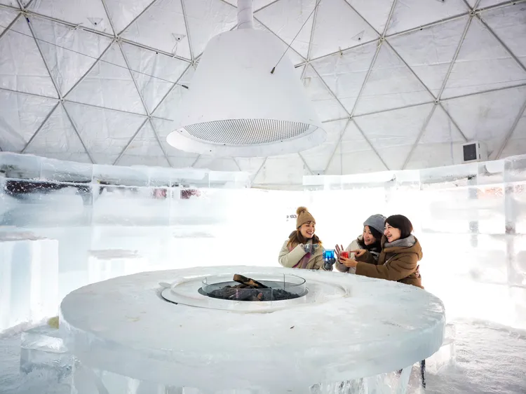 用冰磚打造冰屋、能在裡頭吃喝玩樂的愛絲冰城，是冬季光臨TOMAMU不可錯過的期間限定設施。田欣雲攝