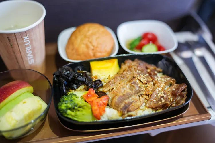 搭機前可於網路預選星宇航空聯名「胡同燒肉」推出的「胡同燒肉套餐」。田欣雲攝