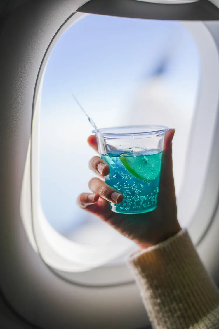 用台灣在地琴酒調和乳酸飲料、口感酸甜清爽的「湛藍宇宙2.0」。田欣雲攝