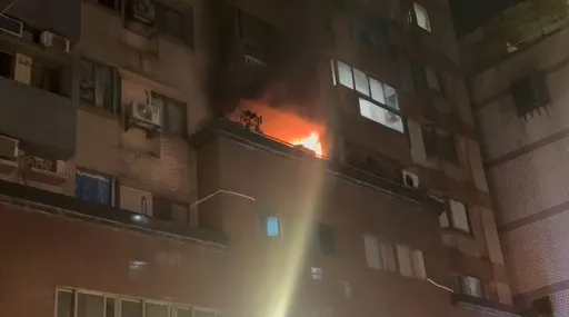 除夕夜驚魂！新北三峽大樓竄火煙　警消拉水線搶救